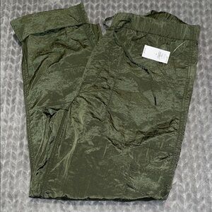 NWT‎ GAP Nylon Pull-On Cargo/Utility Pants.  Elastic waist w drawstring. Medium.